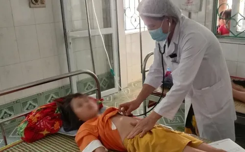 32 học sinh nghi ngộ độc do uống nước ngọt không rõ nguồn gốc