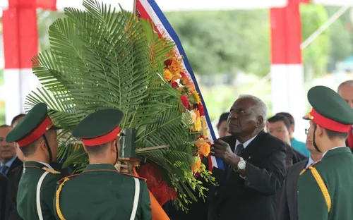Chủ tịch Quốc hội Cuba dâng hoa tưởng niệm Lãnh tụ Fidel Castro tại Quảng Trị