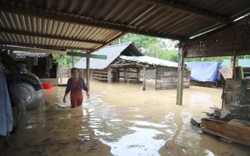 Mưa lớn gây ngập úng, sạt lở nhiều nơi ở Bắc Bộ và Trung Bộ
