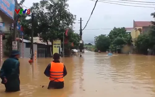 Nghệ An: Nhiều hộ dân vẫn đang ngập sâu
