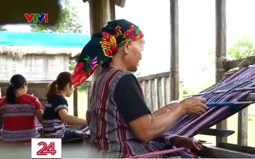 "Số hóa" để phát triển làng nghề