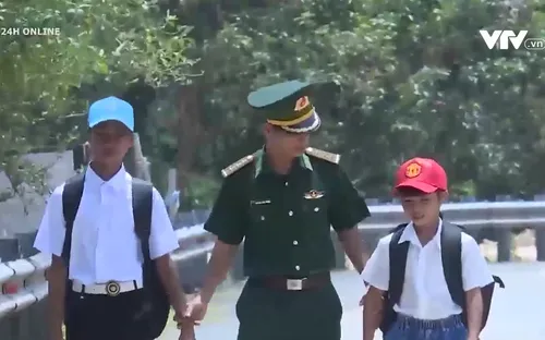 Bộ đội Biên phòng Quảng Bình giúp trẻ mồ côi đến trường