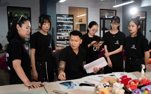 Dự án 'Việt Nam đa sắc' trình diễn tại Tuần lễ thời trang Thâm Quyến