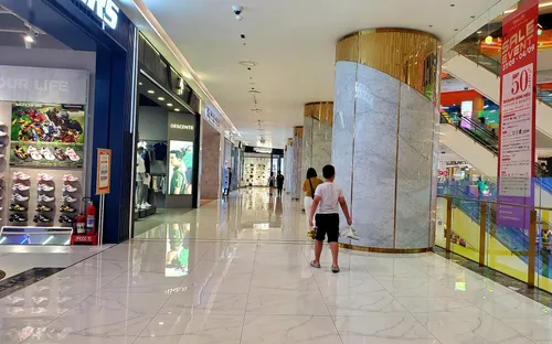 TP Hồ Chí Minh: Khuyến mãi hàng hiệu lên đến 90% để kích cầu tiêu dùng