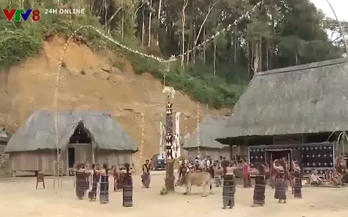 Làng Cơ Tu vùng biên vào hội