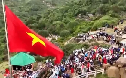 Thiêng liêng lễ chào cờ đầu năm mới tại Mũi Điện (Phú Yên)