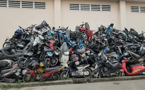 TP Hồ Chí Minh: Hàng ngàn xe vi phạm dãi nắng dầm mưa vì bãi giữ xe quá tải