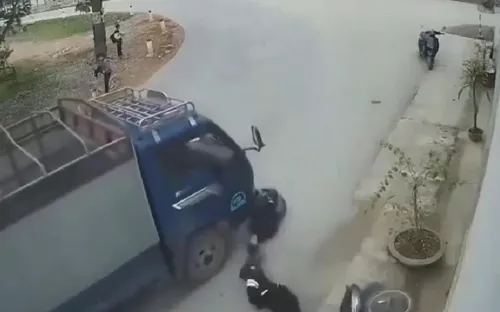 Xe máy trượt ngã khi vào cua, 2 học sinh lao thẳng vào đầu xe tải