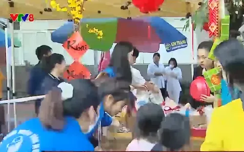 Phiên chợ Xuân cho các bệnh nhân nghèo