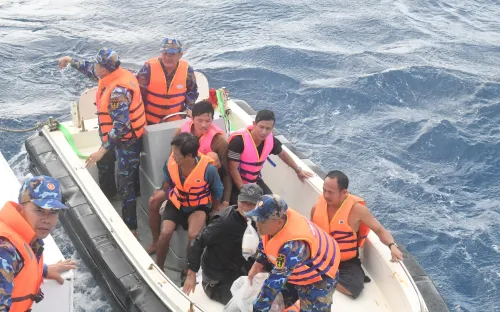 Tàu Hải quân cứu 5 ngư dân trên tàu cá bị sóng đánh chìm