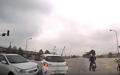 Xe ô tô mất lái, tông loạt phương tiện đang dừng đèn đỏ tại ngã tư