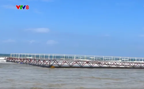 Lồng bè cỡ lớn trôi dạt vào bờ biển huyện Vĩnh Linh, tỉnh Quảng Trị