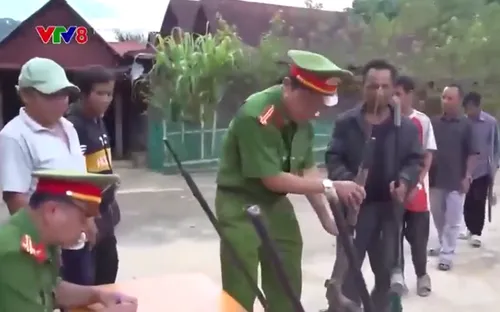 Đồng bào vùng cao Quảng Nam tự nguyện giao nộp vũ khí, vật liệu nổ