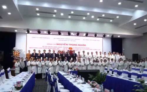 Bí thư Trung ương Đảng và Bộ Y tế thăm, chúc mừng các bác sĩ, nhân viên ngành Y tế