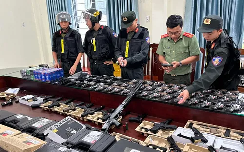 Phát hiện kho hàng cấm cực khủng, thu giữ gần 100 khẩu súng và 14.600 viên đạn thể thao