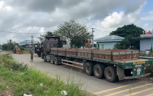 Xe đầu kéo đậu ngay biển cấm, gây mất an toàn giao thông