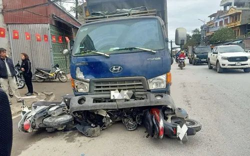 Hà Nội: Ô tô đâm liên hoàn 4 xe máy khiến 1 người tử vong