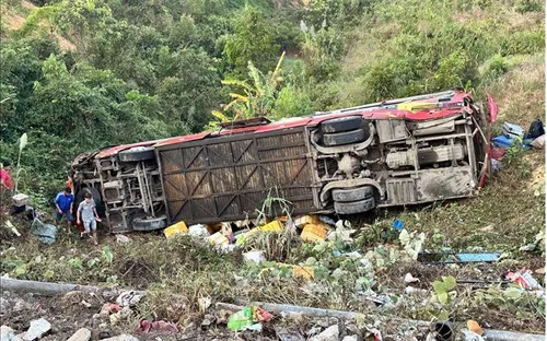Vụ lật xe khách tại Kon Tum: Nguyên nhân ban đầu do không làm chủ tốc độ