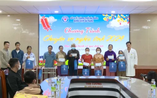 Chuyến xe nghĩa tình đưa bệnh nhân về quê đón Tết