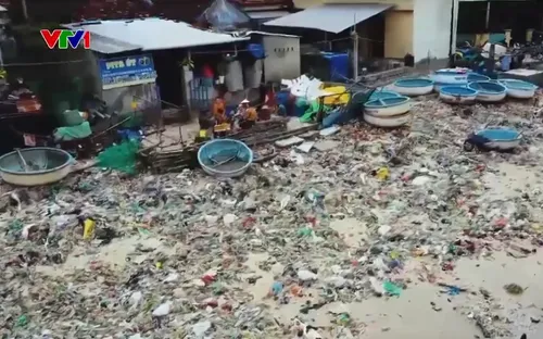 Rác ngập bãi biển, làng biển biến thành "làng rác"