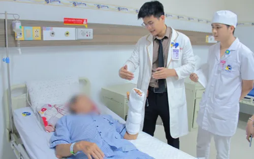 Chủ quan với vết bỏng, người bệnh bị nhiễm trùng cả bàn tay