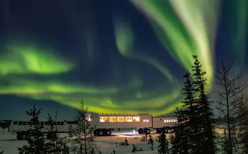 Kỳ lạ thị trấn có cực quang xuất hiện tới 300 đêm mỗi năm