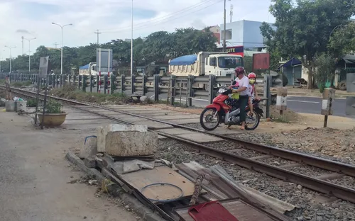 Lối đi tự mở gây khó cho việc nâng tốc độ chạy tàu
