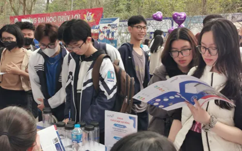 Hàng nghìn học sinh nghe giải đáp về tuyển sinh đại học 2024