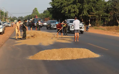 Dầu điều đổ ra đường khiến người dân té ngã, CSGT kịp thời xử lý