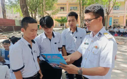 Lữ đoàn 127 tổ chức tuyên truyền, tư vấn, hướng nghiệp tuyển sinh quân sự