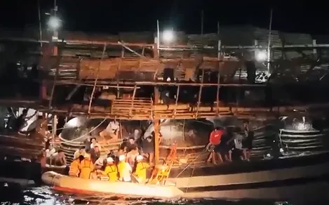 Cứu sống ngư dân Quảng Nam trôi dạt 28 giờ trên biển