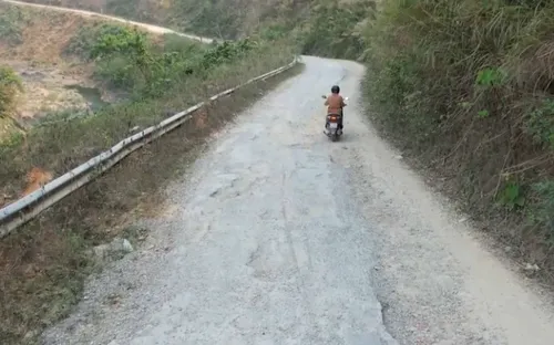 Quảng Trị: Tuyến đường miền núi xuống cấp, gây mất an toàn giao thông