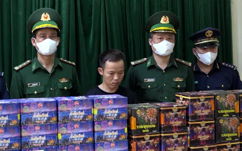 Hà Tĩnh bắt giữ vụ vận chuyển gần 80 kg pháo nổ qua biên giới