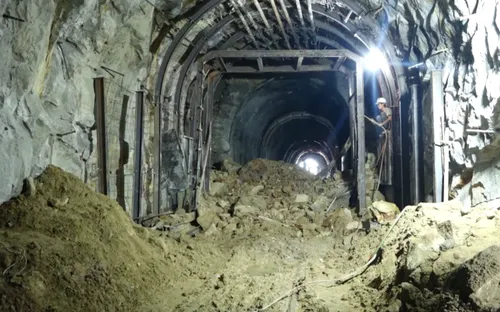 Triển khai giải pháp mới khắc phục sạt lở hầm đường sắt Bãi Gió