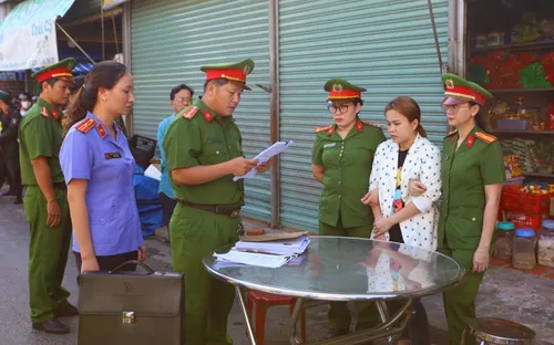 Bị khởi tố vì mang quan tài, rải vàng mã trước nhà chủ hụi để đòi nợ