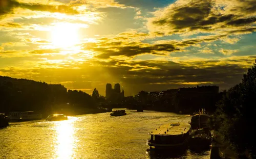 Pháp nỗ lực làm sạch sông Seine trước thềm Olympic Paris 2024