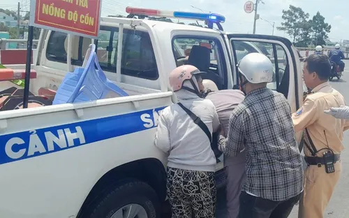 CSGT dùng xe chuyên dụng đưa ông cụ 73 tuổi đến bệnh viện kịp thời