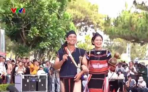 Sắc màu trang phục truyền thống của đồng bào Tây Nguyên