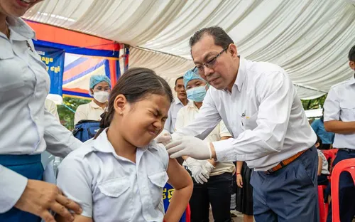 Campuchia: Chiến dịch tiêm phòng ung thư cổ tử cung miễn phí giúp bảo vệ tương lai cho thế hệ trẻ