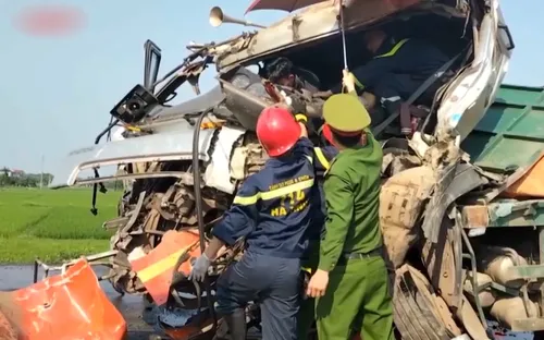 Xe khách tông trực diện ô tô đầu kéo, 1 người tử vong