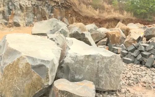 Gia Lai: Khai thác đá núp bóng cải tạo đồng ruộng