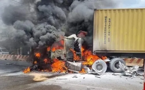 Cháy xe container sau tai nạn liên hoàn, ít nhất 10 người bị thương
