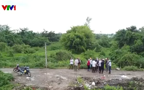 Xã bán đất trái thẩm quyền, hộ được nhận đền bù, hộ không