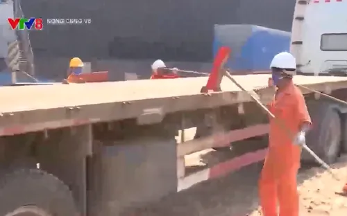 Bình Định chấn chỉnh tình trạng xe chở dăm gỗ rơi vãi