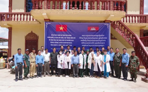 Y bác sĩ Kiên Giang tổ chức thăm khám cho hơn 250 công dân Campuchia