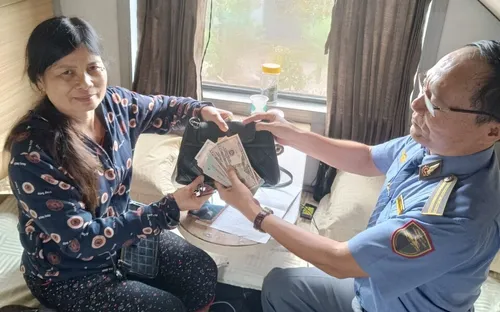 Tiếp viên đường sắt trả lại hành khách gần 30 triệu để quên trên tàu