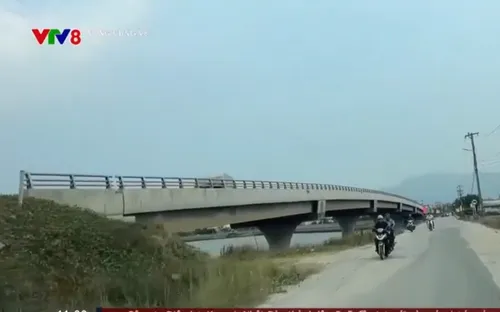 Hiểm họa tai nạn từ cây cầu hơn trăm tỷ xây dựng 6 năm chưa xong