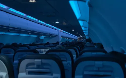 Tại sao đèn trên máy bay lại được giảm độ sáng trong khi hạ cánh và cất cánh?