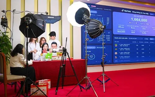 Tiểu thương chợ truyền thống Đà Nẵng livestream bán hàng