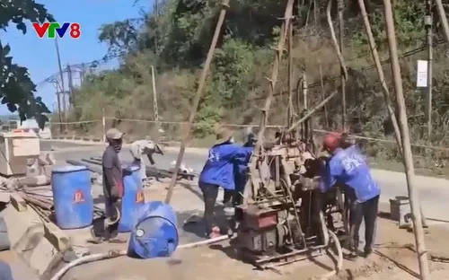 Triển khai các mũi khoan đỉnh tại tỉnh lộ 641 xuống điểm hầm sạt lở